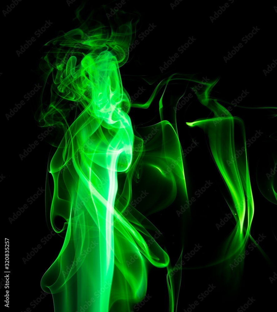 Obraz premium Green smoke on black background