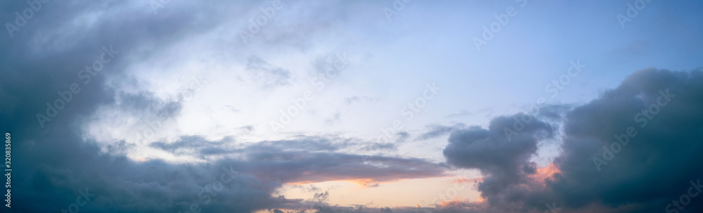 Obraz premium Panorama sunset with dark clouds