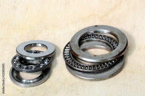 Arrangement with two semiopen thrust bearings, one with balls and one with rolls. photo