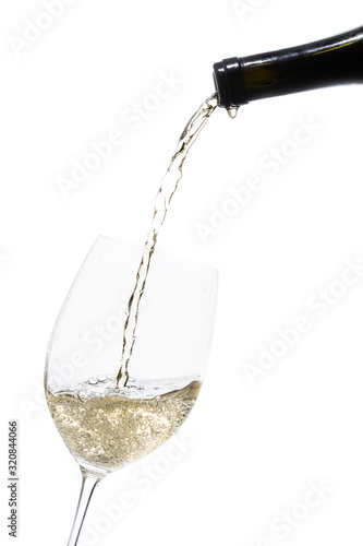 Foto vino bianco con bollicine versato in bicchiere