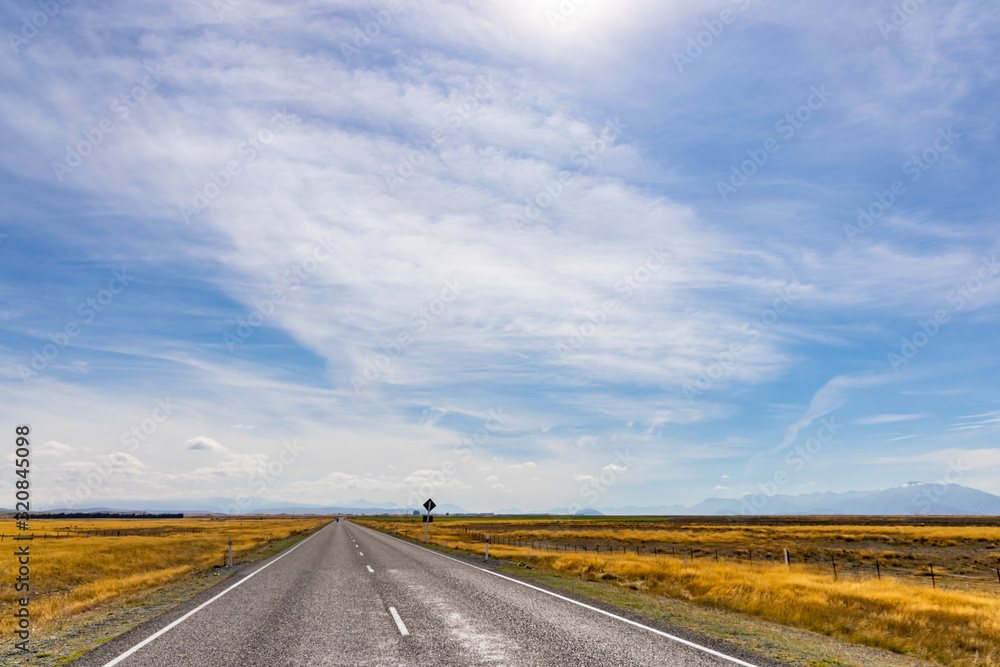 Fototapeta premium country road and sky in Newzealand
