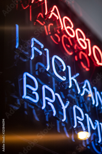 Neonschriftzug in blau und rot