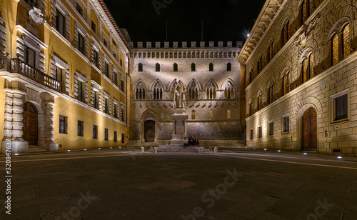 Fototapeta Naklejka Na Ścianę i Meble -  Monument Sallustio Bandini and Salimbeni palace on Piazza Salimbeni at night, Siena, Tuscany, Italy.