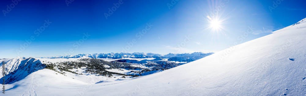 Obraz premium deep snow untouched swiss mountain panorama against blue sky with copy space