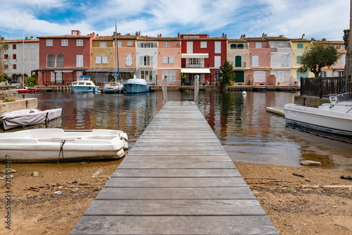 Port grimaud cité lacustre venise provençal français dans le var avec des bateau a quai des maison mer méditéranée ponton au bord de l'eau photo