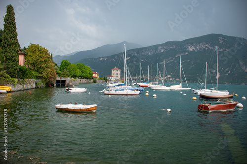 port et lac de côme et lac de garde en italie du nord à côté de Bellagio varenna menaggio bellano dervio dongo mandello photo