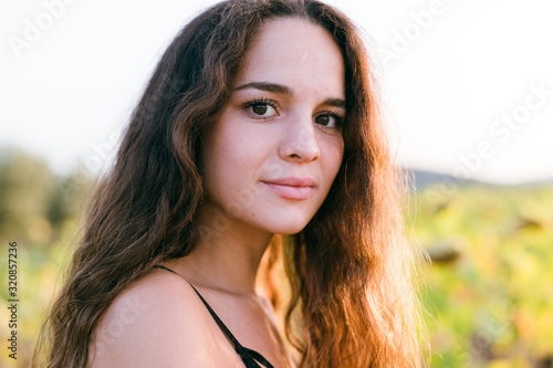 Foto Short shot of big-eyed girl in the field