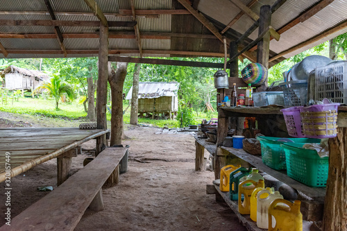Maison en bambou et For  t tropicale et Chemin de terre dans un village de la jungle de Chiang Mai  Lahu  Tha  lande