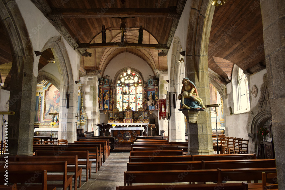 Fototapeta premium Quimper sa magnifique cathédrale détail des vitraux des sculptures et de l'autel