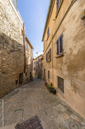Fototapeta Naklejka Na Ścianę i Meble -  Ancient and characteristic medieval alley in Tuscany
