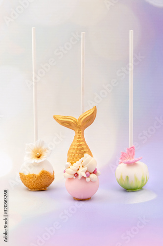 Zauberhafte Cakepops aus Fondant, Schokolade und Canymelts mit langem Stiel zum Thema Maritim, Frühling und Glamour. Meerjungfrau Blumen Schmetterling photo