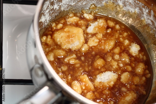 Melting and caramelize sugar in saucepan