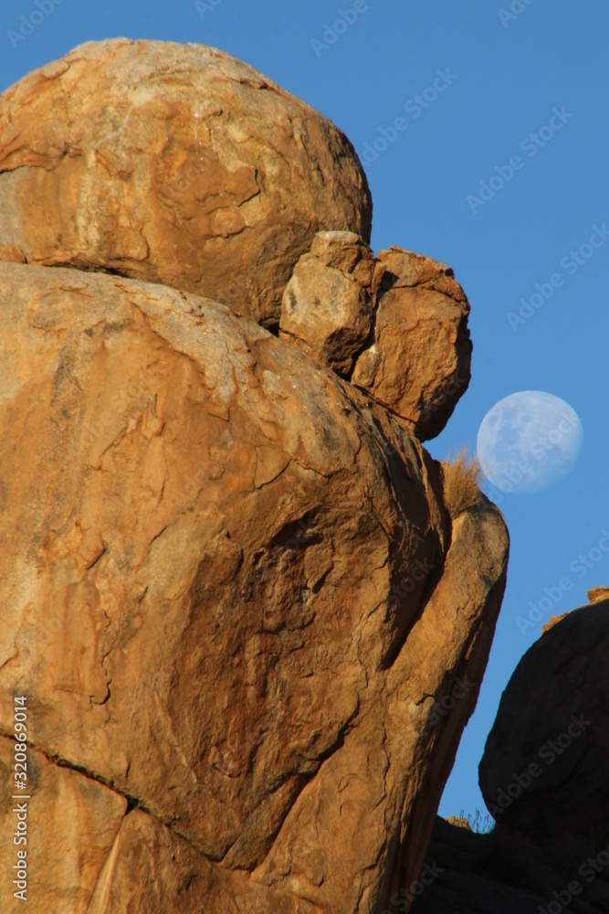 Felsformation mit Vollmond im Hintergrund