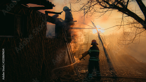  пожарники тушат пожар, firefighters extinguish a fire