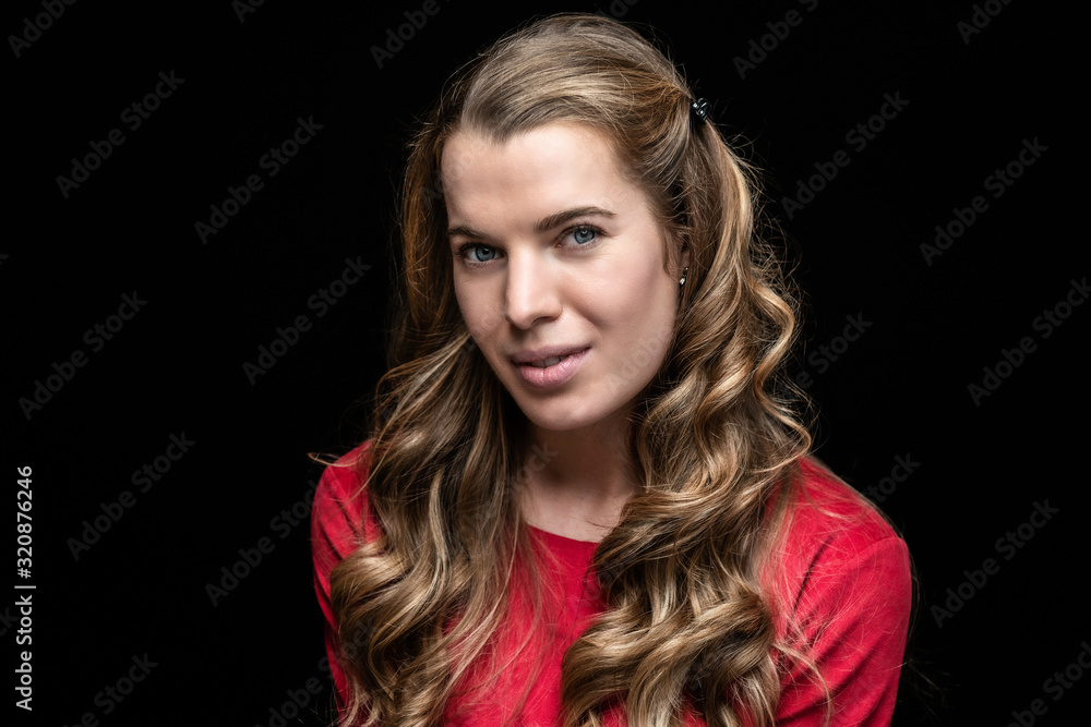 Studioportrait einer jungen schönen blonden Frau vor schwarzem Hintergrund Studioportrait einer jungen schönen blonden Frau vor schwarzem Hintergrund