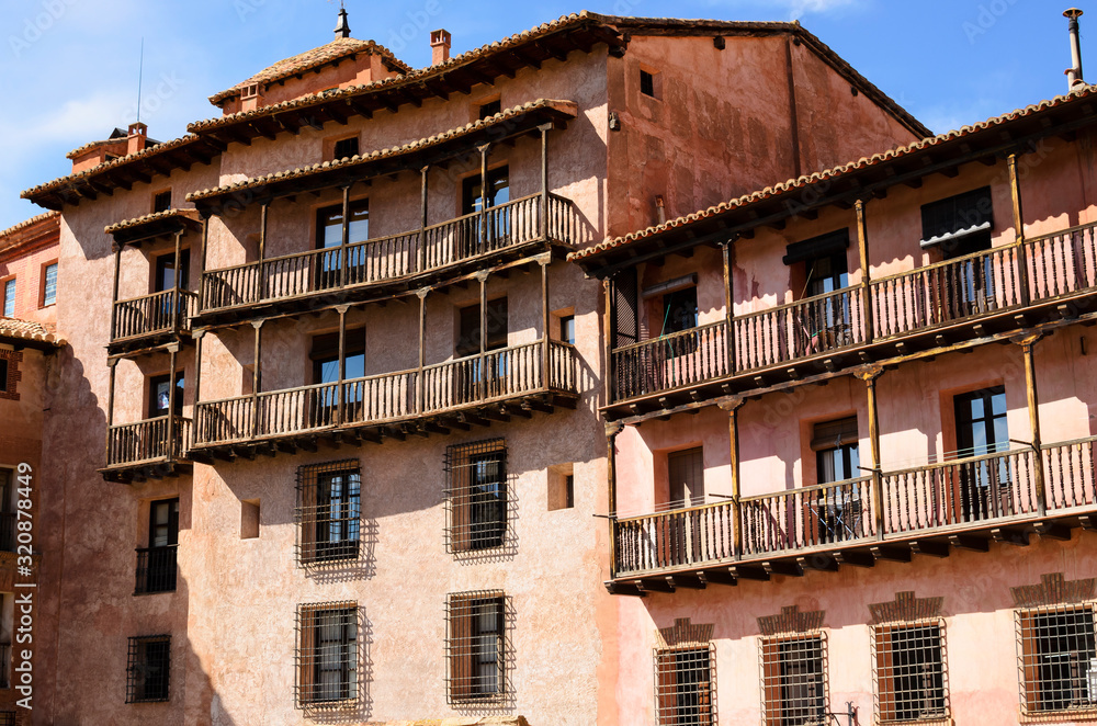 Albarracín, casa típica con la fachada rojiza y balcones de madera