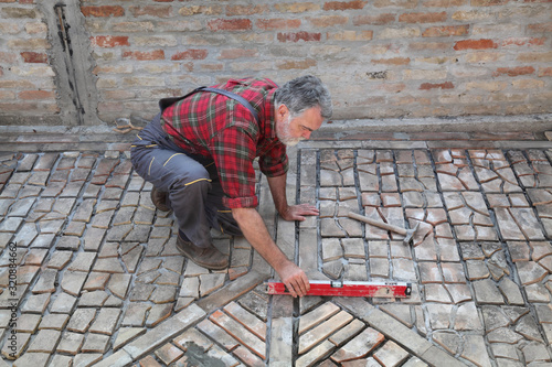 Pavement or terrace making, using recycling materials