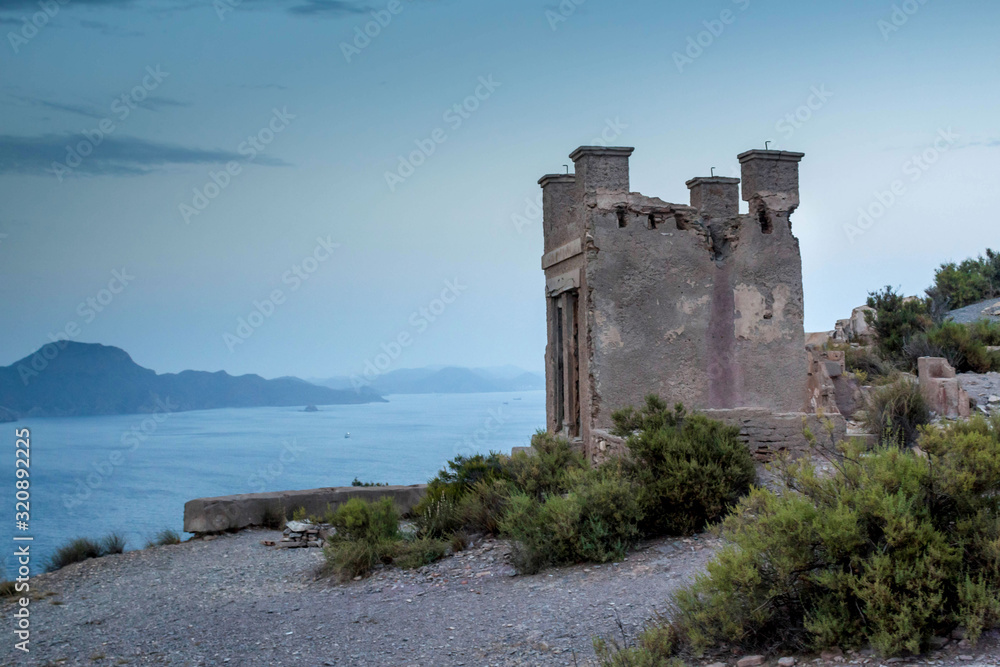 castillo en la orilla del mar