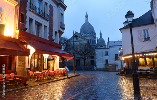 Fototapeta The Place du Tertre with tables of cafe and the Sacre-Coeur in the rainy morning, quarter Montmartre in Paris