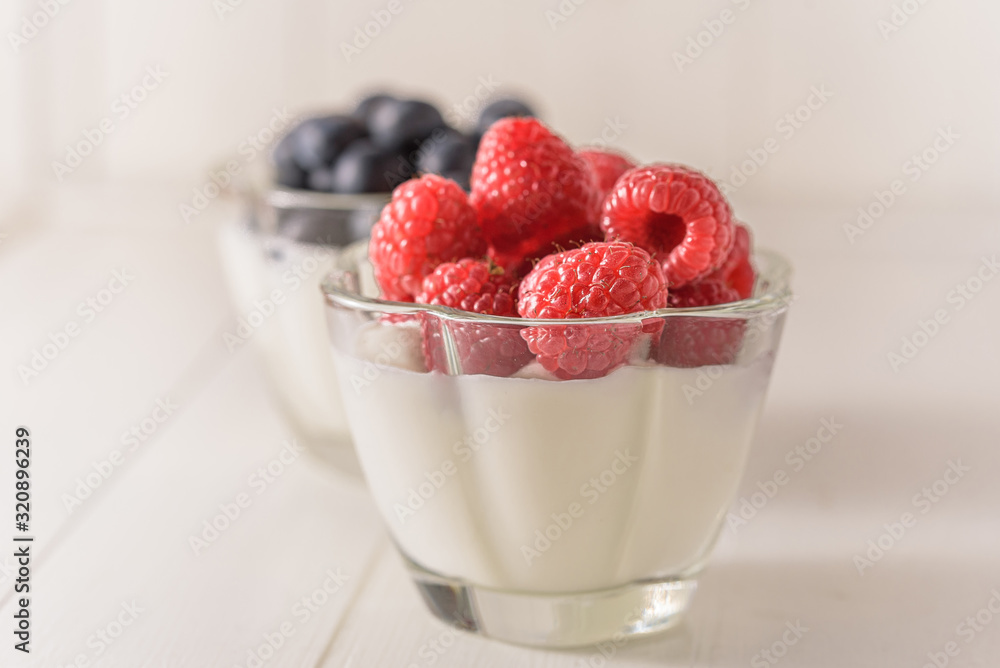 Griechischer Joghurt mit Beeren Stock Photo | Adobe Stock Griechischer Joghurt mit Beeren Stock Photo | Adobe Stock