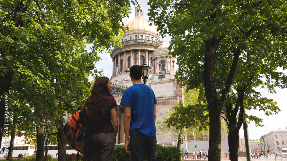 Φωτογραφία A young man and a girl - travelers admire the beautiful view of St