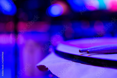 Tambor y luz violeta