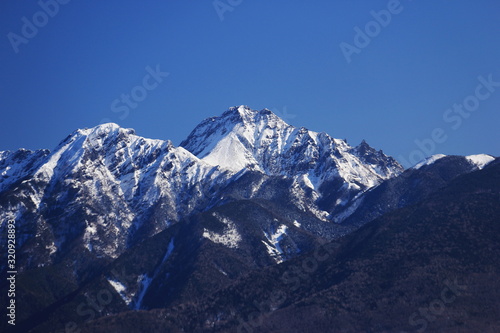 入笠山から 冬の八ヶ岳連峰 赤岳と阿弥陀岳