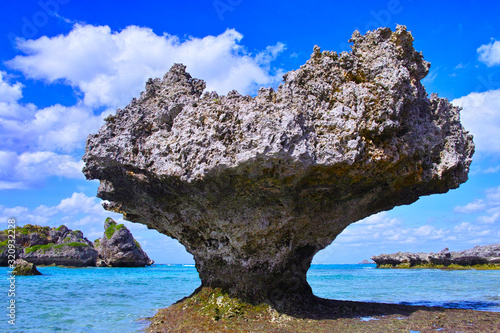 沖縄県宮古島の海岸風景。干潮の時に現れる奇岩。