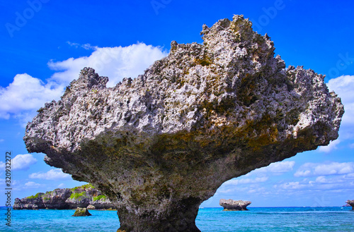 沖縄県宮古島の海岸風景。干潮の時に現れる奇岩。