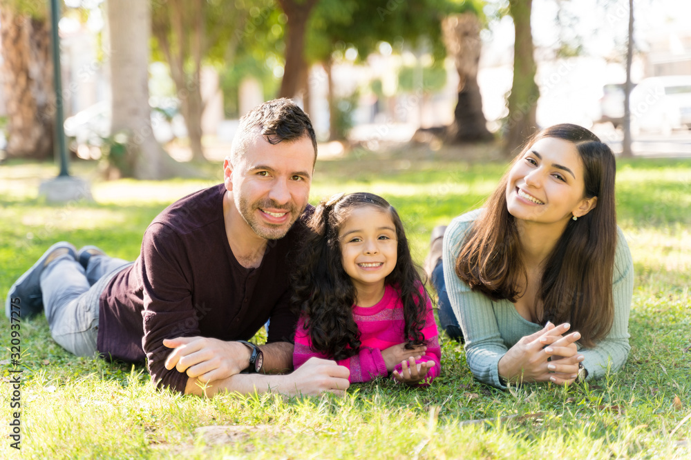 Fototapeta premium Uśmiechnięta rodzina korzystających z pikniku