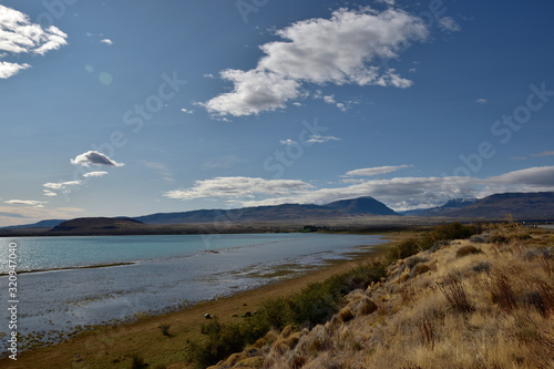 paisaje de estancia patagónica a la vera del Lago Argentino en patagonia argentina