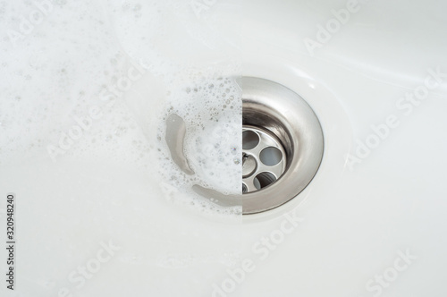 Cuadro en lienzo Comparison before and after washing off the detergent with the drain hole of the bathtub