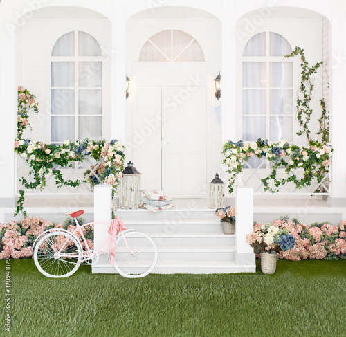 Carta da parati Stile Shabby Chic - Carta da parati Classic white terrace. Spring pretty background. Spring and Easter mood. Shabby chic style. Country veranda in spring decoration. Backdrop for photography
