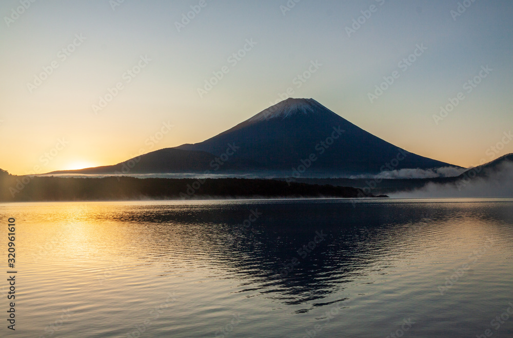 本栖湖から夜明けの富士山