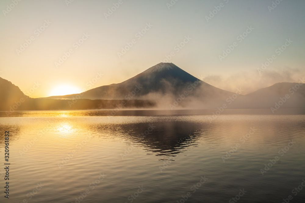 本栖湖から夜明けの富士山 本栖湖から夜明けの富士山