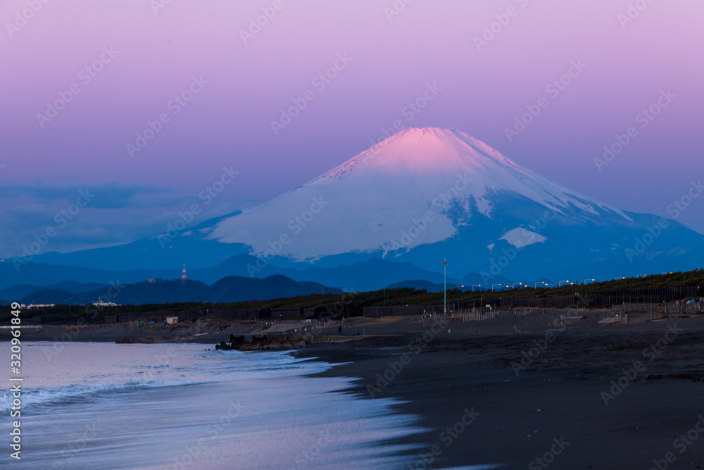 湘南海岸から夜明けの紅富士
