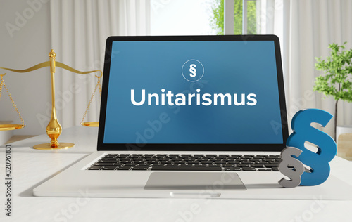 Unitarismus – Recht, Gesetz, Internet. Laptop im Büro mit Begriff auf dem Monitor. Paragraf und Waage. .