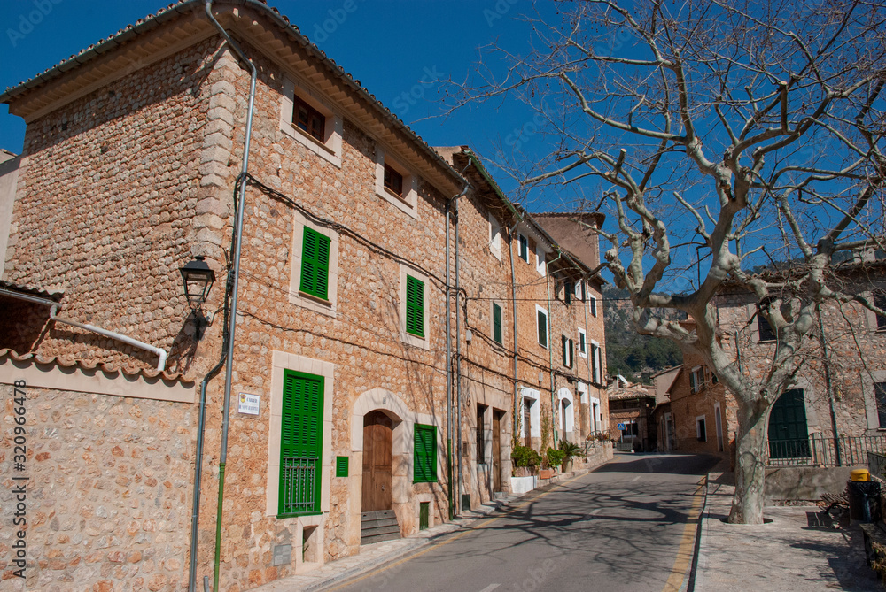 Straße mit schönen alten Steinhäusern in Formalutx, Mallorca