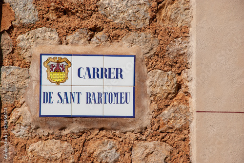 Traditionell spanisches Straßenschild aus Fliesen der 