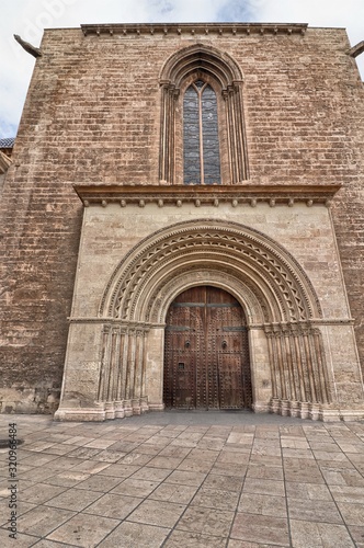 Fototapeta Naklejka Na Ścianę i Meble -  Romanesque door of the Cathedral of Valencia