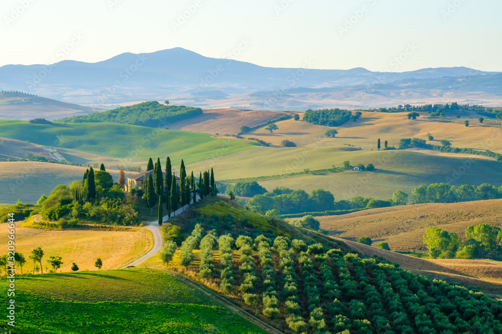 Fototapeta premium Późnym latem antenowy krajobraz doliny w Toskanii