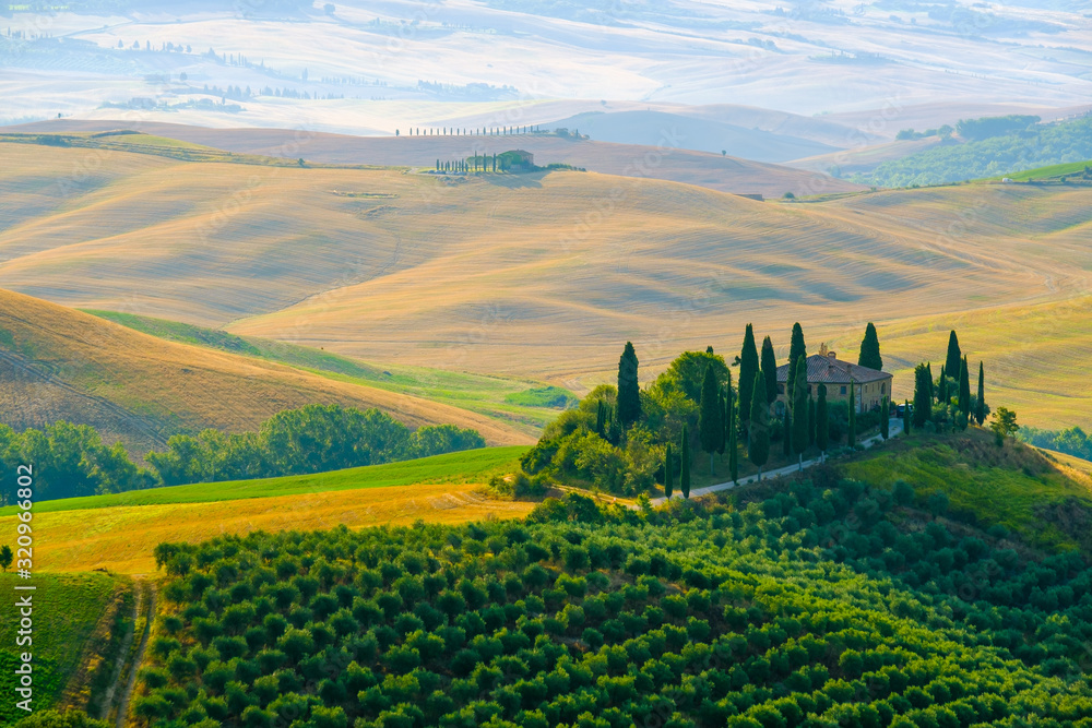 Fototapeta premium Późnym latem antenowy krajobraz doliny w Toskanii
