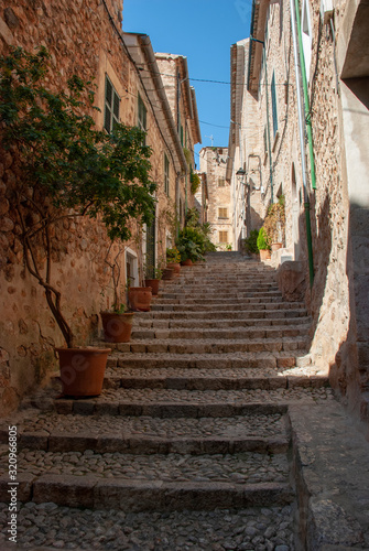 Alte enge Gasse mit Steinhäusern und Treppen in Fornalutx, Mallorca © Alexander Reitter