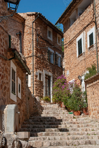 Fototapeta Naklejka Na Ścianę i Meble -  Alte enge Gasse mit Steinhäusern und Treppen in Fornalutx, Mallorca
