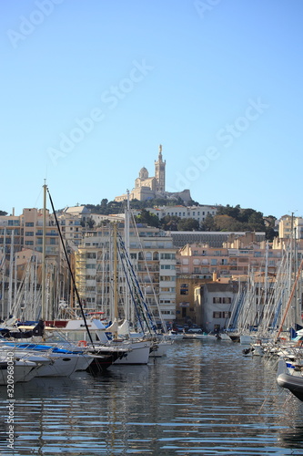マルセイユの港と大聖堂
