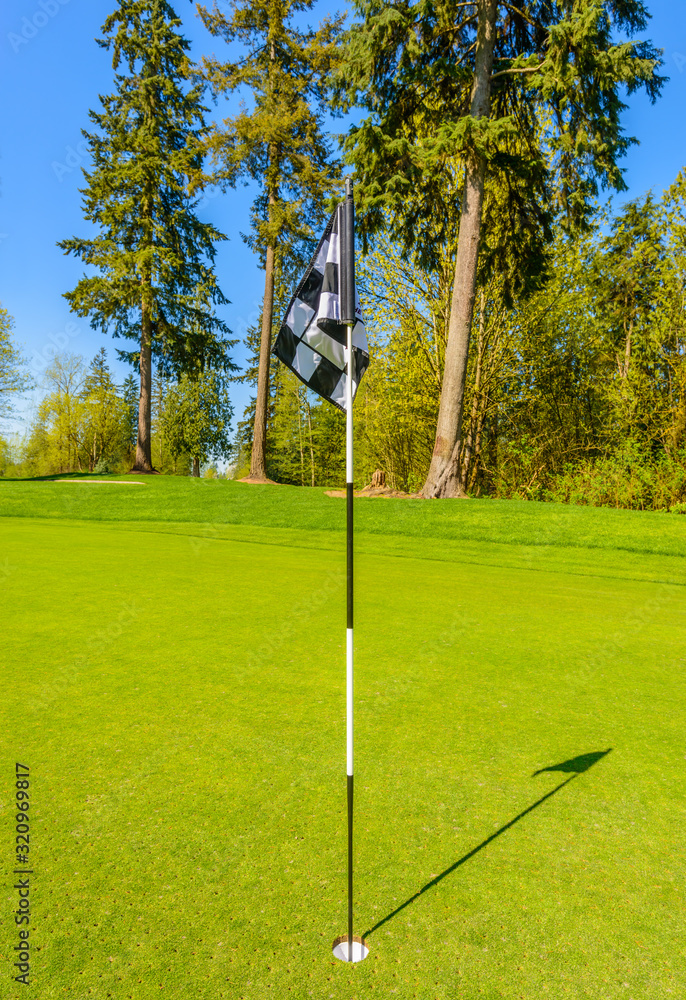 Obraz premium Golf flag at the beautiful golf course.
