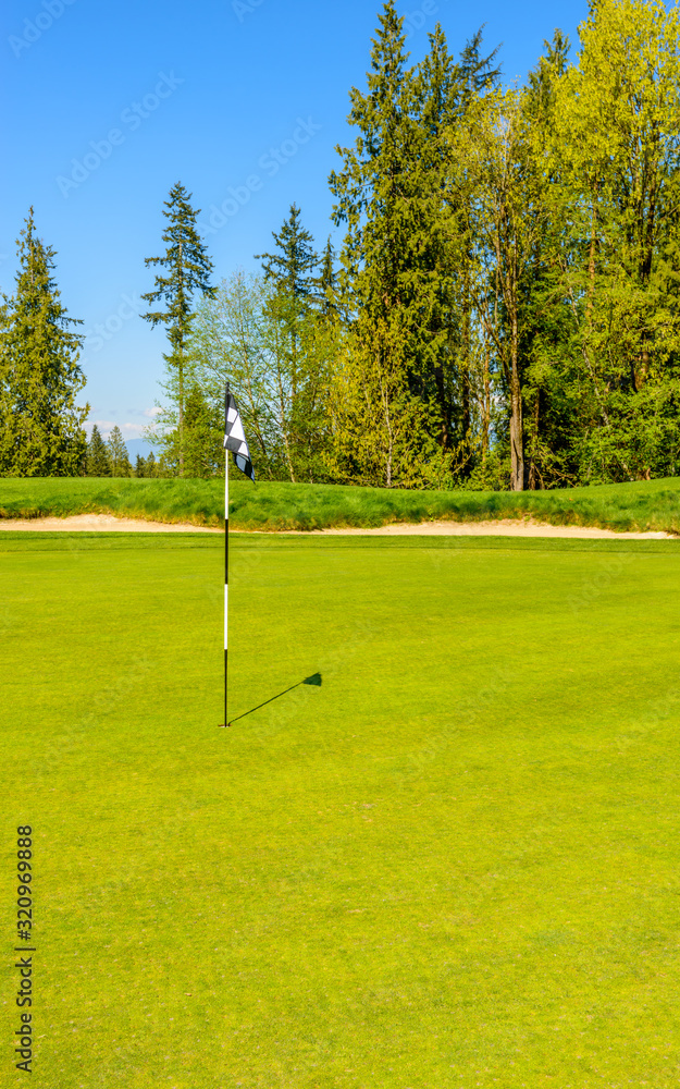 Obraz premium Golf flag at the beautiful golf course.