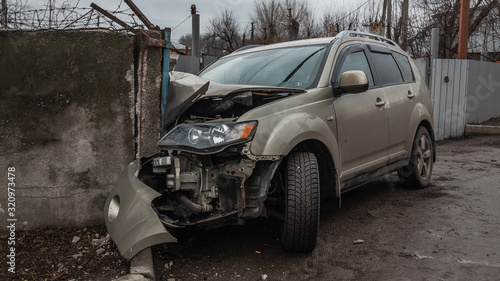 the car drove into the biton wall                                                         