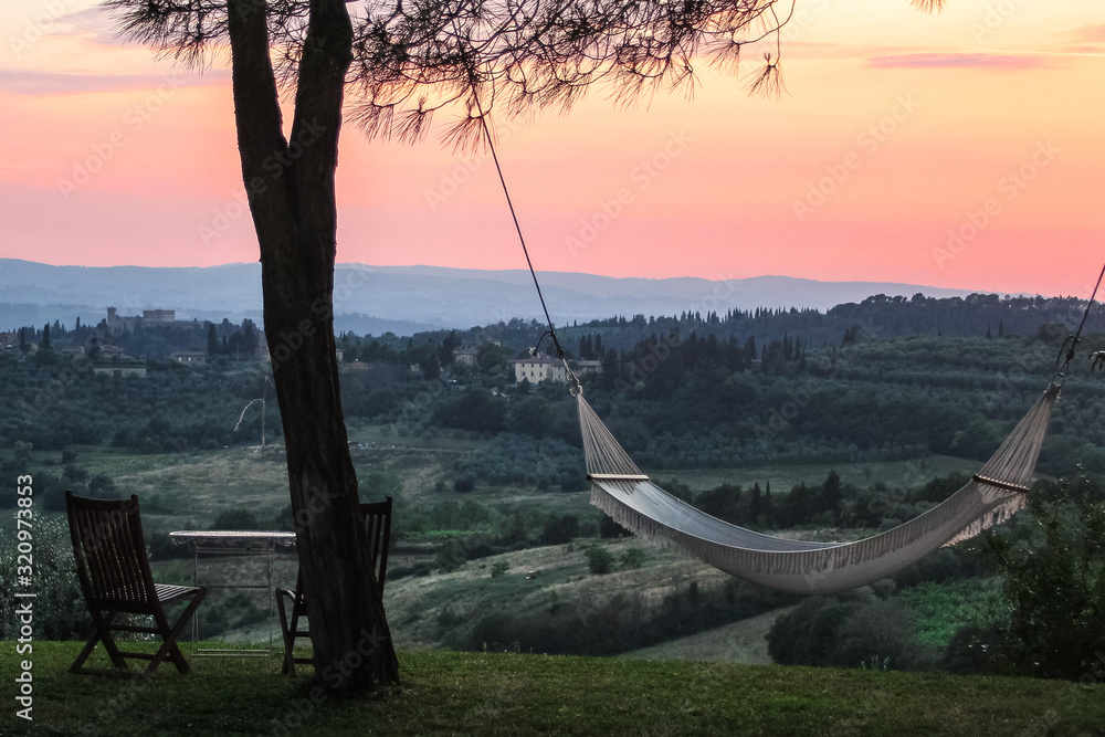 Fototapeta premium This photo was taken in Toscana, near the town of Poggibonsi, in the courtyard of a very cozy and welcoming hotel. I hope that someday I will return here to enjoy the warm Tuscan evenings.
