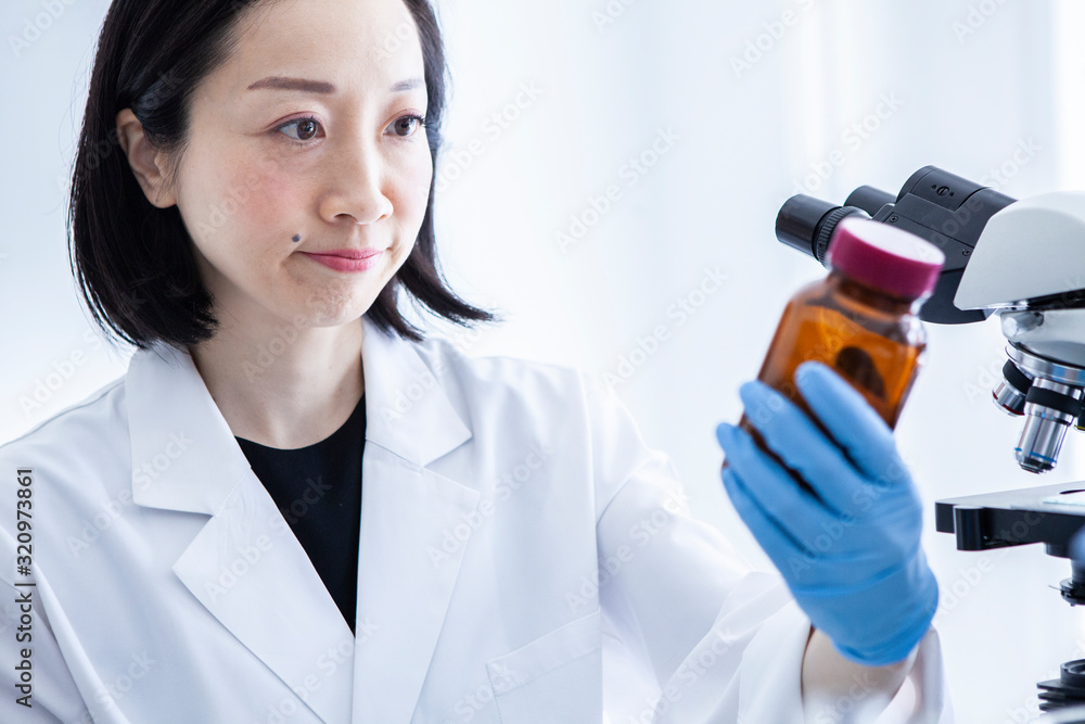 薬品の研究を行う女性 薬品の研究を行う女性